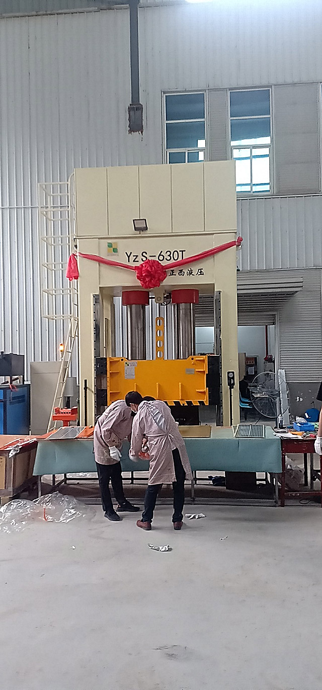 630噸框架式液壓機(jī)定制安裝圓滿(mǎn)成功，客戶(hù)相當(dāng)滿(mǎn)意